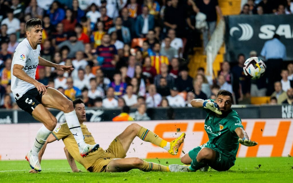 Robert Lewandowski vs Valencia