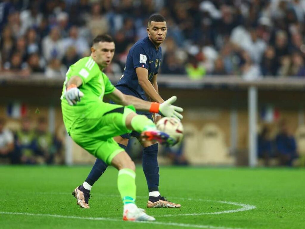 Emiliano Martinez, Kylian Mbappe